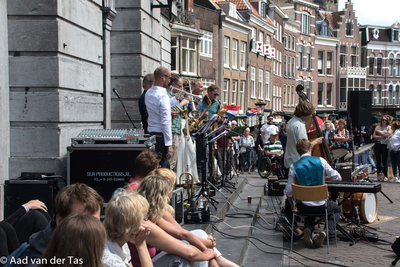 838429 Afbeelding van een optreden van een 'klein' jazzorkest samengesteld uit Utrechtse jazzmuzikanten, tijdens het ...